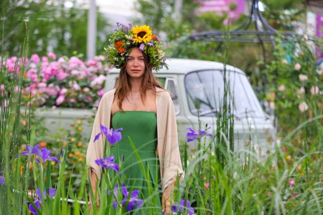 May 18, 2026, London, London, UK: London, UK. A model poses at the Chelsea Flower Show during the VIP and press preview day in London. The annual gardening exhibition runs from 19 to 23 May 2026 at the Royal Hospital Chelsea in London. London UK  - ZUMAl94_ 20260518_zaf_l94_055 Copyright: xDinendraxHariax