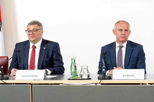 20260518 Pressekonferenz Rueckblick auf die ESC-Woche aus polizeilicher Sicht WIEN, OESTERREICH - MAI 18: Staatssekretaer im Bundesministerium fuer Inneres Joerg Leichtfried (SPOe) und Bundesminister fuer Inneres Gerhard Karner (OeVP) bei der Pressekonferenz - Rueckblick auf die ESC-Woche aus polizeilicher Sicht im Bundesministerium fuer Inneres am 18. Mai 2026 in Wien, Oesterreich. 260518_SEPA_10_026 Copyright: xMichaelxIndrax SEPAxMedia