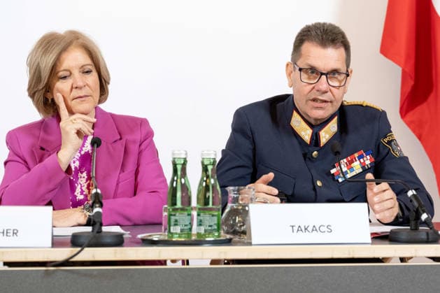 20260518 Pressekonferenz Rueckblick auf die ESC-Woche aus polizeilicher Sicht WIEN, OESTERREICH - MAI 18: Generaldirektorin Ingrid Thurnher (ORF) und Bundespolizeidirektor Michael Takacs bei der Pressekonferenz - Rueckblick auf die ESC-Woche aus polizeilicher Sicht im Bundesministerium fuer Inneres am 18. Mai 2026 in Wien, Oesterreich. 260518_SEPA_10_035 Copyright: xMichaelxIndrax SEPAxMedia