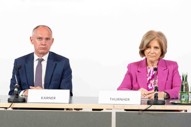 20260518 Pressekonferenz Rueckblick auf die ESC-Woche aus polizeilicher Sicht WIEN, OESTERREICH - MAI 18: Bundesminister fuer Inneres Gerhard Karner (OeVP) und Generaldirektorin Ingrid Thurnher (ORF) bei der Pressekonferenz - Rueckblick auf die ESC-Woche aus polizeilicher Sicht im Bundesministerium fuer Inneres am 18. Mai 2026 in Wien, Oesterreich. 260518_SEPA_10_027 Copyright: xMichaelxIndrax SEPAxMedia