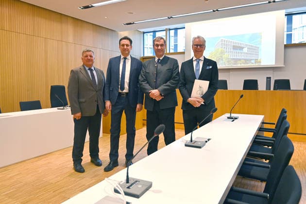 from right Dr. Hans Joachim Hessler, Markus SOEDER Minister President of Bavaria and CSU Chairman, Georg EISENREICH Bavarian Minister of Justice, Christian BERNREITER Bavarian State Minister for Housing, Construction and Transport President of the Higher Regional Court in the jury courtroom, courtroom, opening of the criminal justice center at Leonrodplatz in Munich on 18
