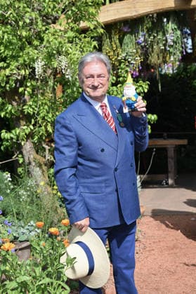 RHS Chelsea Flower Show, London, UK, 18 May 2026. London, UK, 18 May 2026. Alan Titchmarsh CBE with his Gnome in the RHS King s Foundation Curious Garden at the RHS Chelsea Flower Show, Royal Hospital Chelsea, London, UK., Credit:Lee Floyd Lee Floyd - B3214 Avalon UK, London, Royal Hospital Chelsea  Copyright: xLeexFloydx xLeexFloydx-xB3214x xAvalonx 1100045129