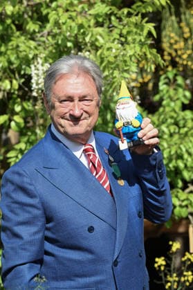 RHS Chelsea Flower Show, London, UK, 18 May 2026. London, UK, 18 May 2026. Alan Titchmarsh CBE with his Gnome in the RHS King s Foundation Curious Garden at the RHS Chelsea Flower Show, Royal Hospital Chelsea, London, UK., Credit:Lee Floyd Lee Floyd - B3214 Avalon UK, London, Royal Hospital Chelsea  Copyright: xLeexFloydx xLeexFloydx-xB3214x xAvalonx 1100045714