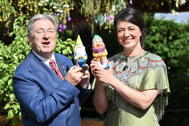 RHS Chelsea Flower Show, London, UK, 18 May 2026. London, UK, 18 May 2026. Alan Titchmarsh CBE with Frances Tophill and their Gnomes in the RHS King s Foundation Curious Garden at the RHS Chelsea Flower Show, Royal Hospital Chelsea, London, UK., Credit:Lee Floyd Lee Floyd - B3214 Avalon UK, London, Royal Hospital Chelsea  Copyright: xLeexFloydx xLeexFloydx-xB3214x xAvalonx 1100046821
