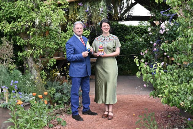 RHS Chelsea Flower Show, London, UK, 18 May 2026. London, UK, 18 May 2026. Alan Titchmarsh CBE with Frances Tophill and their Gnomes in the RHS King s Foundation Curious Garden at the RHS Chelsea Flower Show, Royal Hospital Chelsea, London, UK., Credit:Lee Floyd Lee Floyd - B3214 Avalon UK, London, Royal Hospital Chelsea  Copyright: xLeexFloydx xLeexFloydx-xB3214x xAvalonx 1100047121