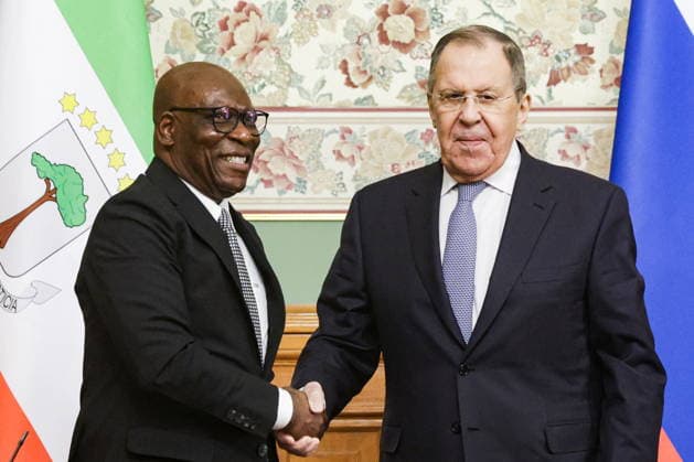 RUSSIA, MOSCOW - MAY 18, 2026: Russia s Foreign Minister Sergei Lavrov (R) and Simeon Oyono Esono Angue, Minister of Foreign Affairs, International Cooperation, and Diaspora of Equatorial Guinea, shake hands during a joint press conference following their meeting at the Reception House of the Russian Foreign Ministry Moscow Russia  - ZUMAt113 20260518_zaa_t113_067 Copyright: xMikhailxSinitsynx