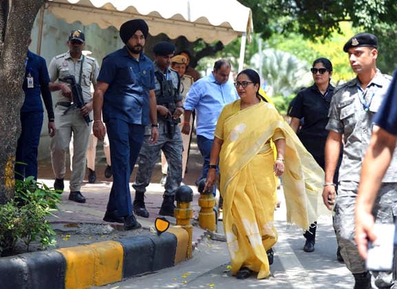 RECORD DATE NOT STATED Delhi CM Rekha Gupta walks from CM s Jan Seva Sadan to Lok Nivas to meet Delhi LG New Delhi, May 18 (ANI): Delhi Chief Minister Rekha Gupta walks from Chief Minister s Jan Seva Sadan to Lok Nivas to meet Delhi Lt Governor Taranjit Singh Sandhu as part of the Mera Bharat, Mera Yogdan and Metro Monday campaigns, supporting Prime Minister Narendra Modi s appeal for fuel conservation, in New Delhi on Monday. (@gupta_rekha ANI Photo) NEW DELHI Delhi India Copyright: xANIx ANI_20260518162