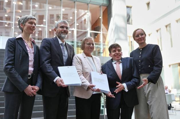 Berlin, Germany, 18 05 2026 Federal Press Conference Publication of review report on the calculation of German greenhouse gas emissions in 2025 and 2026 L R Julia Pongratz, Marc Oliver Bettzüge, Barbara Schlomann, Allister Loder, Tanja Kneiske Copyright: xdtsxNachrichtenagenturx dts_119162