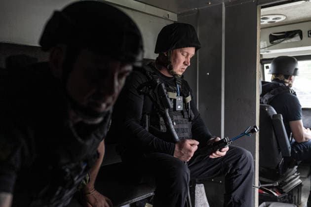 Aftermath of Russian attack in Druzhkivka DRUZHKIVKA, UKRAINE - MAY 18: A police officer inspects a drone detector during an evacuation in Druzhkivka, Ukraine, on May 18, 2026. Diego Herrera Carcedo Anadolu Druzhkivka Ukraine. Editorial use only. Please get in touch for any other usage.  Copyright: x2026xAnadoluxDiegoxHerreraxCarcedox
