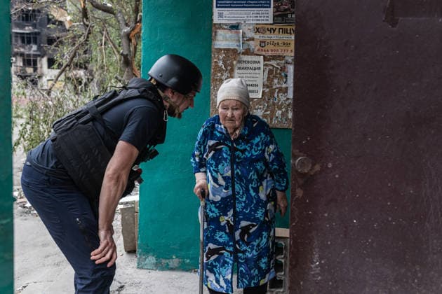 Aftermath of Russian attack in Druzhkivka DRUZHKIVKA, UKRAINE - MAY 18: An emergency services worker speaks to an elderly woman who wants to be evacuated from her home after Russian air strikes on a residential area in Druzhkivka, Ukraine, on May 18, 2026. Diego Herrera Carcedo Anadolu Druzhkivka Ukraine. Editorial use only. Please get in touch for any other usage.  Copyright: x2026xAnadoluxDiegoxHerreraxCarcedox