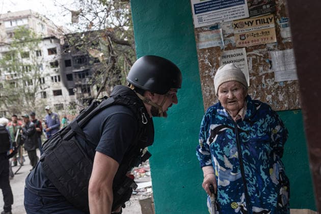 Aftermath of Russian attack in Druzhkivka DRUZHKIVKA, UKRAINE - MAY 18: An emergency services worker speaks to an elderly woman who wants to be evacuated from her home after Russian air strikes on a residential area in Druzhkivka, Ukraine, on May 18, 2026. Diego Herrera Carcedo Anadolu Druzhkivka Ukraine. Editorial use only. Please get in touch for any other usage.  Copyright: x2026xAnadoluxDiegoxHerreraxCarcedox