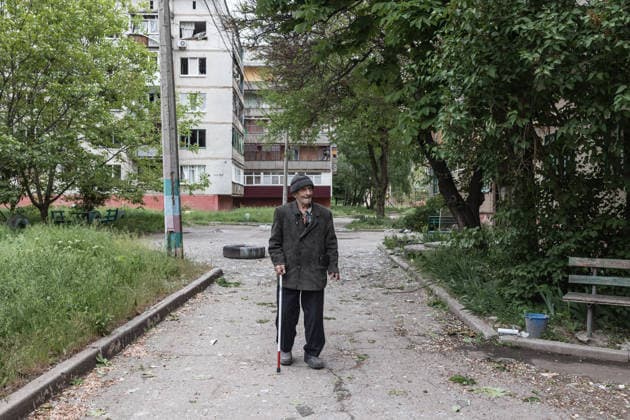 Aftermath of Russian attack in Druzhkivka DRUZHKIVKA, UKRAINE - MAY 18: Misha, aged 79, rests during an evacuation following a Russian air strike on a residential area in Druzhkivka, Ukraine, 18 May 2026. Diego Herrera Carcedo Anadolu Druzhkivka Ukraine. Editorial use only. Please get in touch for any other usage.  Copyright: x2026xAnadoluxDiegoxHerreraxCarcedox