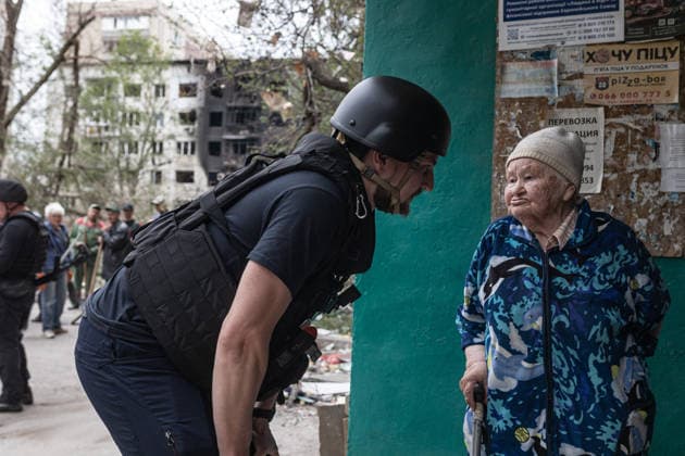 Aftermath of Russian attack in Druzhkivka DRUZHKIVKA, UKRAINE - MAY 18: An emergency services worker speaks to an elderly woman who wants to be evacuated from her home after Russian air strikes on a residential area in Druzhkivka, Ukraine, on May 18, 2026. Diego Herrera Carcedo Anadolu Druzhkivka Ukraine. Editorial use only. Please get in touch for any other usage.  Copyright: x2026xAnadoluxDiegoxHerreraxCarcedox
