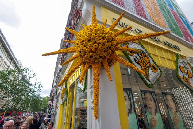. 18 05 2026. London, United Kingdom. Chelsea in Bloom. Produced by Cadogan, in association with the Royal Horticultural Society (RHS), the world class alternative floral art show is back for its 21st anniversary, transforming the streets of Chelsea from 18-24 May, with breathtaking displays made of fresh flowers.  xMartynxWheatleyx xi-Imagesx IIM-26781-0008