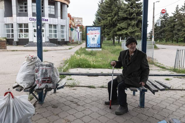 Aftermath of Russian attack in Druzhkivka DRUZHKIVKA, UKRAINE - MAY 18: Misha, aged 79, rests during an evacuation following a Russian air strike on a residential area in Druzhkivka, Ukraine, 18 May 2026. Diego Herrera Carcedo Anadolu Druzhkivka Ukraine. Editorial use only. Please get in touch for any other usage.  Copyright: x2026xAnadoluxDiegoxHerreraxCarcedox