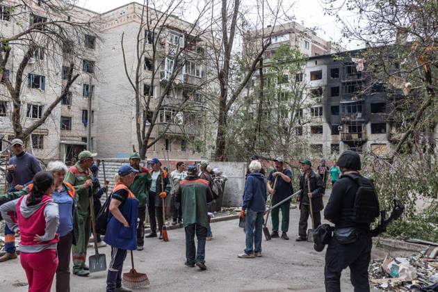 Aftermath of Russian attack in Druzhkivka DRUZHKIVKA, UKRAINE - MAY 18: Municipal workers and local residents clear rubble following an air strike on a residential area in Druzhkivka, Ukraine, on May 18, 2026. Diego Herrera Carcedo Anadolu Druzhkivka Ukraine. Editorial use only. Please get in touch for any other usage.  Copyright: x2026xAnadoluxDiegoxHerreraxCarcedox
