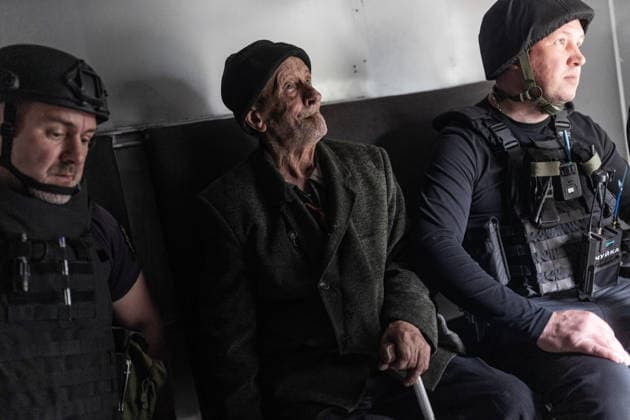 Aftermath of Russian attack in Druzhkivka DRUZHKIVKA, UKRAINE - MAY 18: Emergency service workers and a police officer help 79-year-old Misha during an evacuation following a Russian air strike on a residential area in Druzhkivka, Ukraine, on 18 May 2026. Diego Herrera Carcedo Anadolu Druzhkivka Ukraine. Editorial use only. Please get in touch for any other usage.  Copyright: x2026xAnadoluxDiegoxHerreraxCarcedox