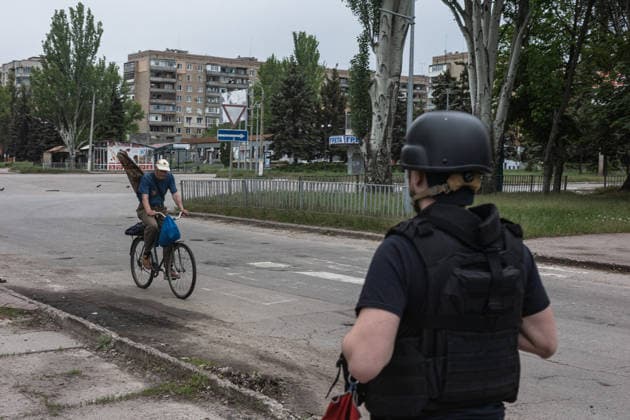 Aftermath of Russian attack in Druzhkivka DRUZHKIVKA, UKRAINE - MAY 18: An emergency services worker passes a man on a bicycle during an evacuation in Druzhkivka, Ukraine, 18 May 2026. Diego Herrera Carcedo Anadolu Druzhkivka Ukraine. Editorial use only. Please get in touch for any other usage.  Copyright: x2026xAnadoluxDiegoxHerreraxCarcedox