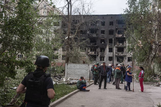 Aftermath of Russian attack in Druzhkivka DRUZHKIVKA, UKRAINE - MAY 18: Municipal workers and local residents clear rubble following an air strike on a residential area in Druzhkivka, Ukraine, 18 May 2026. Diego Herrera Carcedo Anadolu Druzhkivka Ukraine. Editorial use only. Please get in touch for any other usage.  Copyright: x2026xAnadoluxDiegoxHerreraxCarcedox