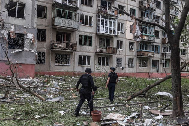 Aftermath of Russian attack in Druzhkivka DRUZHKIVKA, UKRAINE - MAY 18: An emergency services worker and a police officer check the damage to a residential building following a Russian air strike on a residential area in Druzhkivka, Ukraine, on May 18, 2026. Diego Herrera Carcedo Anadolu Druzhkivka Ukraine. Editorial use only. Please get in touch for any other usage.  Copyright: x2026xAnadoluxDiegoxHerreraxCarcedox