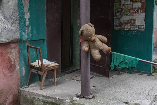 Aftermath of Russian attack in Druzhkivka DRUZHKIVKA, UKRAINE - MAY 18: A teddy bear hangs from a pole outside a damaged building in Druzhkivka, Ukraine, on May 18, 2026. Diego Herrera Carcedo Anadolu Druzhkivka Ukraine. Editorial use only. Please get in touch for any other usage.  Copyright: x2026xAnadoluxDiegoxHerreraxCarcedox