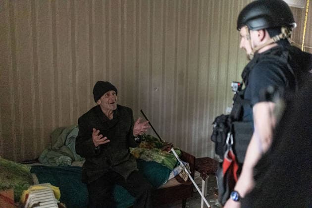 Aftermath of Russian attack in Druzhkivka DRUZHKIVKA, UKRAINE - MAY 18: A police officer and an emergency services worker at the home of Misha, an elderly man who is being evacuated, following a Russian air strike on a residential area in Druzhkivka, Ukraine, on May 18, 2026. Diego Herrera Carcedo Anadolu Druzhkivka Ukraine. Editorial use only. Please get in touch for any other usage.  Copyright: x2026xAnadoluxDiegoxHerreraxCarcedox