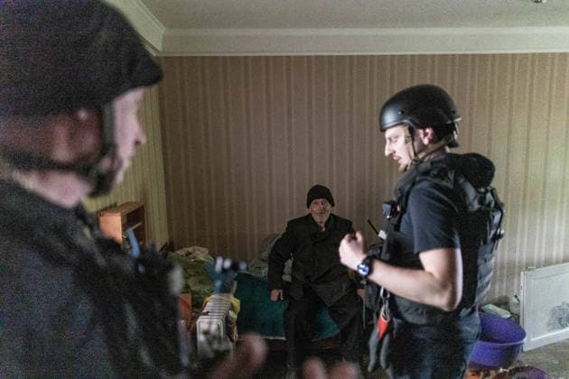 Aftermath of Russian attack in Druzhkivka DRUZHKIVKA, UKRAINE - MAY 18: A police officer and an emergency services worker at the home of Misha, an elderly man who is being evacuated, following a Russian air strike on a residential area in Druzhkivka, Ukraine, 18 May 2026. Diego Herrera Carcedo Anadolu Druzhkivka Ukraine. Editorial use only. Please get in touch for any other usage.  Copyright: x2026xAnadoluxDiegoxHerreraxCarcedox