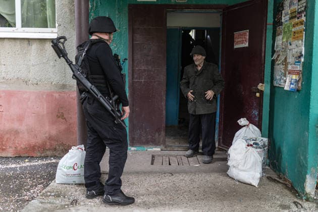 Aftermath of Russian attack in Druzhkivka DRUZHKIVKA, UKRAINE - MAY 18: A police officer at the home of Misha, an elderly man who is being evacuated, following a Russian air strike on a residential area in Druzhkivka, Ukraine, on May 18, 2026. Diego Herrera Carcedo Anadolu Druzhkivka Ukraine. Editorial use only. Please get in touch for any other usage.  Copyright: x2026xAnadoluxDiegoxHerreraxCarcedox
