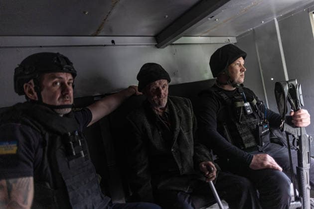 Aftermath of Russian attack in Druzhkivka DRUZHKIVKA, UKRAINE - MAY 18: Emergency service workers and a police officer help 79-year-old Misha during an evacuation following a Russian air strike on a residential area in Druzhkivka, Ukraine, on 18 May 2026. Diego Herrera Carcedo Anadolu Druzhkivka Ukraine. Editorial use only. Please get in touch for any other usage.  Copyright: x2026xAnadoluxDiegoxHerreraxCarcedox