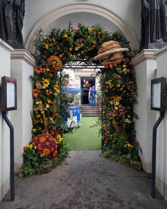 . 18 05 2026. London, United Kingdom. Chelsea in Bloom. Produced by Cadogan, in association with the Royal Horticultural Society (RHS), the world class alternative floral art show is back for its 21st anniversary, transforming the streets of Chelsea from 18-24 May, with breathtaking displays made of fresh flowers.  xMartynxWheatleyx xi-Imagesx IIM-26781-0005
