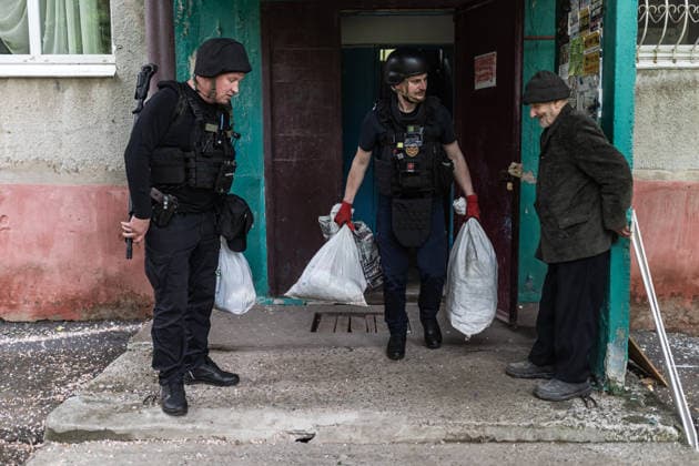 Aftermath of Russian attack in Druzhkivka DRUZHKIVKA, UKRAINE - MAY 18: A police officer and an emergency services worker at the home of Misha, an elderly man who is being evacuated, following a Russian air strike on a residential area in Druzhkivka, Ukraine, on May 18, 2026. Diego Herrera Carcedo Anadolu Druzhkivka Ukraine. Editorial use only. Please get in touch for any other usage.  Copyright: x2026xAnadoluxDiegoxHerreraxCarcedox