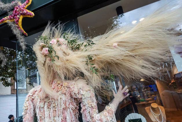 . 18 05 2026. London, United Kingdom. Chelsea in Bloom. Produced by Cadogan, in association with the Royal Horticultural Society (RHS), the world class alternative floral art show is back for its 21st anniversary, transforming the streets of Chelsea from 18-24 May, with breathtaking displays made of fresh flowers.  xMartynxWheatleyx xi-Imagesx IIM-26781-0002