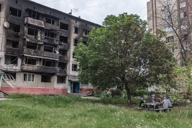 Aftermath of Russian attack in Druzhkivka DRUZHKIVKA, UKRAINE - MAY 18: A group of residents chat at a table in front of a destroyed residential building, following a Russian air strike on a residential area in Druzhkivka, Ukraine, on May 18, 2026. Diego Herrera Carcedo Anadolu Druzhkivka Ukraine. Editorial use only. Please get in touch for any other usage.  Copyright: x2026xAnadoluxDiegoxHerreraxCarcedox