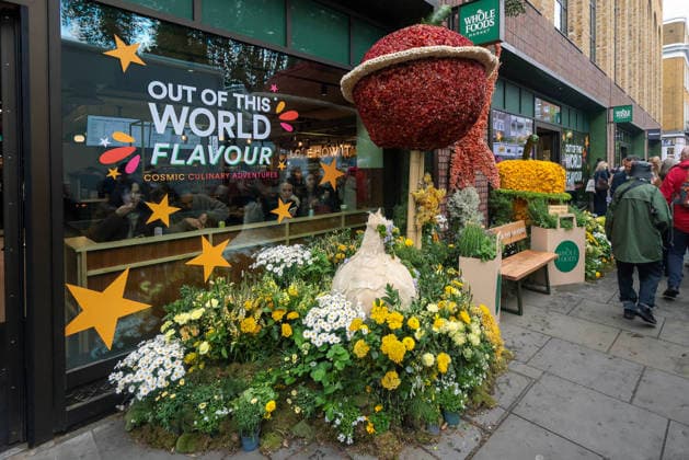 . 18 05 2026. London, United Kingdom. Chelsea in Bloom. Produced by Cadogan, in association with the Royal Horticultural Society (RHS), the world class alternative floral art show is back for its 21st anniversary, transforming the streets of Chelsea from 18-24 May, with breathtaking displays made of fresh flowers.  xMartynxWheatleyx xi-Imagesx IIM-26781-0006