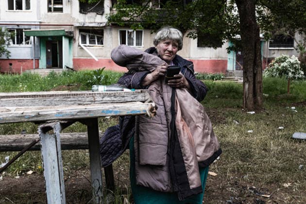 Aftermath of Russian attack in Druzhkivka DRUZHKIVKA, UKRAINE - MAY 18: A woman, with soot smudged across her face and hands, sits at a table in front of a destroyed residential building following a Russian airstrike on a residential area in Druzhkivka, Ukraine, on May 18, 2026. Diego Herrera Carcedo Anadolu Druzhkivka Ukraine. Editorial use only. Please get in touch for any other usage.  Copyright: x2026xAnadoluxDiegoxHerreraxCarcedox