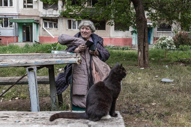 Aftermath of Russian attack in Druzhkivka DRUZHKIVKA, UKRAINE - MAY 18: A woman, with soot smudged across her face and hands, sits at a table in front of a destroyed residential building following a Russian airstrike on a residential area in Druzhkivka, Ukraine, on May 18, 2026. Diego Herrera Carcedo Anadolu Druzhkivka Ukraine. Editorial use only. Please get in touch for any other usage.  Copyright: x2026xAnadoluxDiegoxHerreraxCarcedox