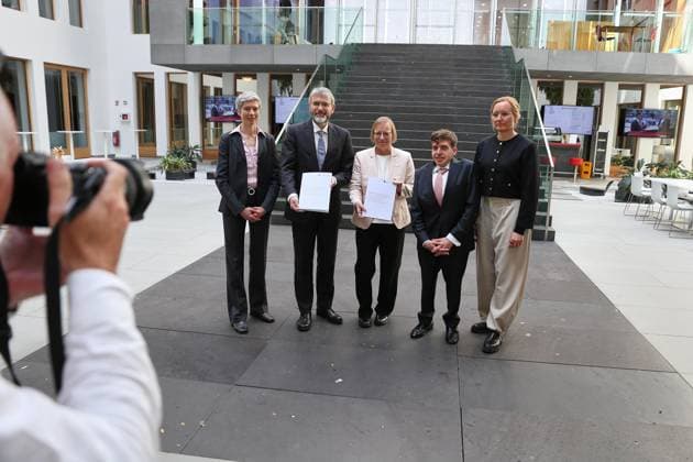 Berlin, Germany, 18 05 2026 Federal Press Conference Publication of review report on the calculation of German greenhouse gas emissions in 2025 and 2026 L R Julia Pongratz, Marc Oliver Bettzüge, Barbara Schlomann, Allister Loder, Tanja Kneiske Copyright: xdtsxNachrichtenagenturx dts_119169