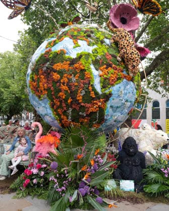 . 18 05 2026. London, United Kingdom. Chelsea in Bloom. Produced by Cadogan, in association with the Royal Horticultural Society (RHS), the world class alternative floral art show is back for its 21st anniversary, transforming the streets of Chelsea from 18-24 May, with breathtaking displays made of fresh flowers.  xMartynxWheatleyx xi-Imagesx IIM-26781-0015