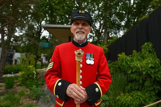 Press day opens for RHS Chelsea Flower Show LONDON, UNITED KINGDOM - MAY 18: A man wearing a ceremonial uniform poses during the press day of the RHS Chelsea Flower Show in London, United Kingdom, on May 18, 2026, where various garden designs, live performances and promotional events were presented to members of the media. Rasid Necati Aslim Anadolu London United Kingdom. Editorial use only. Please get in touch for any other usage.  Copyright: x2026xAnadoluxRasidxNecatixAslimx