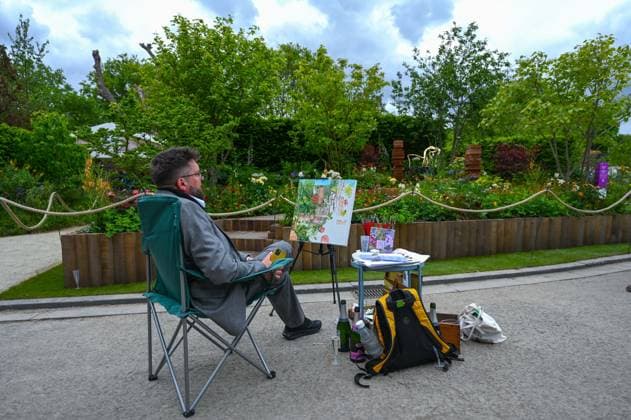 Press day opens for RHS Chelsea Flower Show LONDON, UNITED KINGDOM - MAY 18: An artist paints near a garden display during the press day of the RHS Chelsea Flower Show in London, United Kingdom, on May 18, 2026, where various garden designs, live performances and promotional events were presented to members of the media. Rasid Necati Aslim Anadolu London United Kingdom. Editorial use only. Please get in touch for any other usage.  Copyright: x2026xAnadoluxRasidxNecatixAslimx