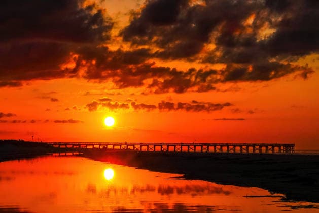 May 18, 2026, Isle Of Palms, Sc, United States: A dramatic sunrise reflects on the clouds and the tidal pool below on Front Beach, May 18, 2026 in Isle of Palms, South Carolina. Isle Of Palms United States - ZUMAe02_ 20260518_zaf_e02_012 Copyright: xRichardxEllisx