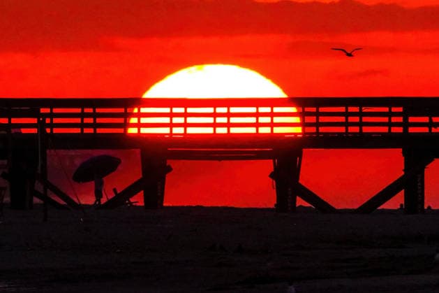 May 18, 2026, Isle Of Palms, Sc, United States: Beachgoers silhouetted by the sunrise over the Atlantic Ocean on Front Beach, May 18, 2026 in Isle of Palms, South Carolina. Isle Of Palms United States - ZUMAe02_ 20260518_zaf_e02_014 Copyright: xRichardxEllisx