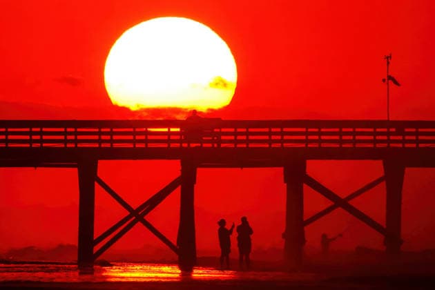 May 18, 2026, Isle Of Palms, Sc, United States: A couple silhouetted by the sunrise over the Atlantic Ocean on Front Beach, May 18, 2026 in Isle of Palms, South Carolina. Isle Of Palms United States - ZUMAe02_ 20260518_zaf_e02_009 Copyright: xRichardxEllisx