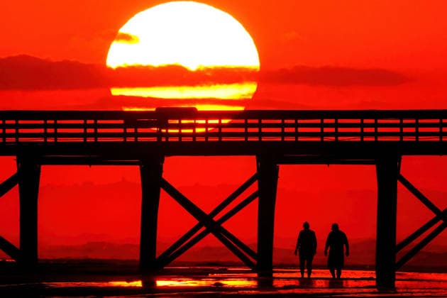 May 18, 2026, Isle Of Palms, Sc, United States: A couple silhouetted by the sunrise as they walk under the fishing pier on Front Beach, May 18, 2026 in Isle of Palms, South Carolina. Isle Of Palms United States - ZUMAe02_ 20260518_zaf_e02_010 Copyright: xRichardxEllisx