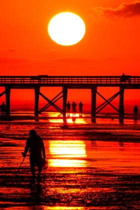 May 18, 2026, Isle Of Palms, Sc, United States: Beachgoers silhouetted by the sunrise over the Atlantic Ocean on Front Beach, May 18, 2026 in Isle of Palms, South Carolina. Isle Of Palms United States - ZUMAe02_ 20260518_zaf_e02_013 Copyright: xRichardxEllisx