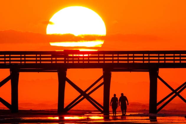May 18, 2026, Isle Of Palms, Sc, United States: A couple silhouetted by the sunrise over the Atlantic Ocean as they walk under the fishing pier on Front Beach, May 18, 2026 in Isle of Palms, South Carolina. Isle Of Palms United States - ZUMAe02_ 20260518_zaf_e02_006 Copyright: xRichardxEllisx