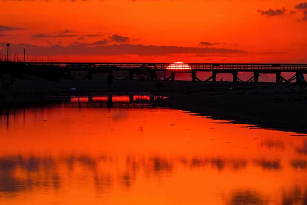May 18, 2026, Isle Of Palms, Sc, United States: A dramatic sunrise reflects on the clouds and the tidal pool below on Front Beach, May 18, 2026 in Isle of Palms, South Carolina. Isle Of Palms United States - ZUMAe02_ 20260518_zaf_e02_015 Copyright: xRichardxEllisx