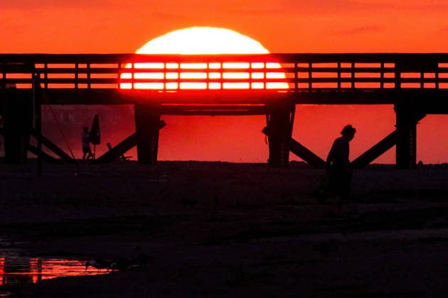 May 18, 2026, Isle Of Palms, Sc, United States: Beachgoers silhouetted by the sunrise over the Atlantic Ocean on Front Beach, May 18, 2026 in Isle of Palms, South Carolina. Isle Of Palms United States - ZUMAe02_ 20260518_zaf_e02_004 Copyright: xRichardxEllisx