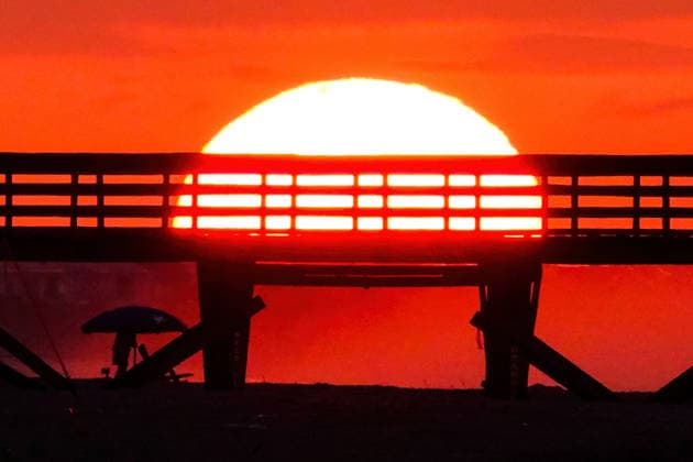 May 18, 2026, Isle Of Palms, Sc, United States: Beachgoers silhouetted by the sunrise over the Atlantic Ocean on Front Beach, May 18, 2026 in Isle of Palms, South Carolina. Isle Of Palms United States - ZUMAe02_ 20260518_zaf_e02_005 Copyright: xRichardxEllisx