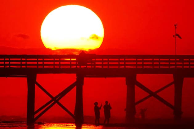 May 18, 2026, Isle Of Palms, Sc, United States: A couple silhouetted by the sunrise over the Atlantic Ocean as they walk under the fishing pier on Front Beach, May 18, 2026 in Isle of Palms, South Carolina. Isle Of Palms United States - ZUMAe02_ 20260518_zaf_e02_003 Copyright: xRichardxEllisx